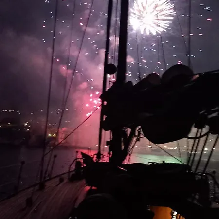Sailing Delfina Botel Genova